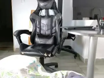 Chaturbate Free Porn Cam of harry_brown2324