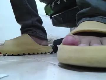 Chaturbate Live Sex Cam of srfindomfeet_