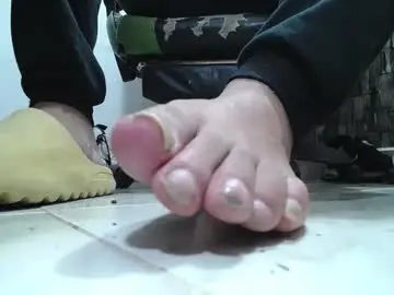 Chaturbate Live Sex Cam of srfindomfeet_