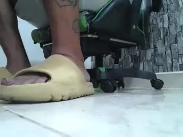 Chaturbate Live Sex Cam of srfindomfeet_