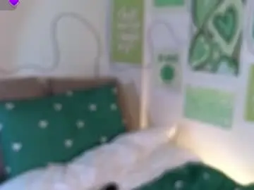 Chaturbate Live Sex Cam of emilyhewell