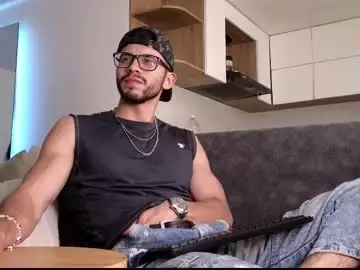 Chaturbate Free Live Porn of phantom_bigger1