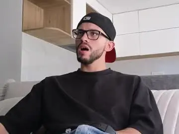 Chaturbate Free Porn Cam of phantom_bigger1