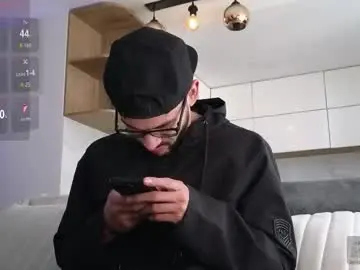 Chaturbate Watch Live Sex Cams of phantom_bigger1