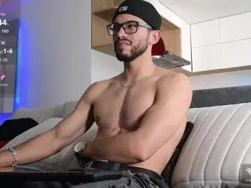 Chaturbate Free Live Porn of phantom_bigger1