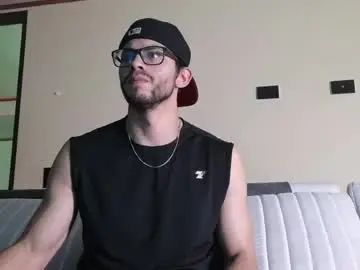 Chaturbate Live Sex Cam of phantom_bigger1