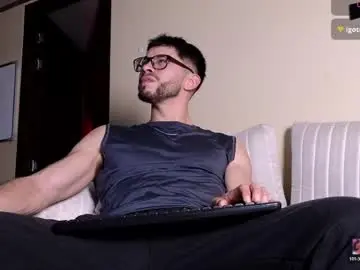 Chaturbate Free Porn Cam of phantom_bigger1