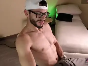 Chaturbate Live Porn of phantom_bigger1
