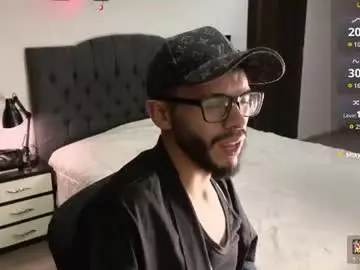 Chaturbate Live Sex Cam of phantom_bigger1