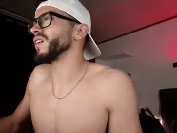 Chaturbate Live Sex Cam of phantom_bigger1
