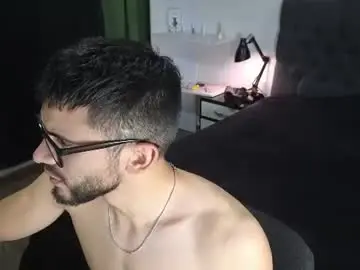 Chaturbate Live Sex of phantom_bigger1