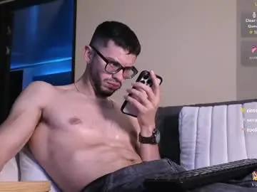 Chaturbate Live Sex Cam of phantom_bigger1