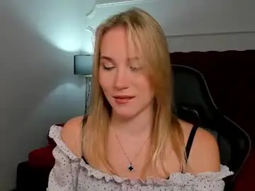 Chaturbate Live Sex Cam of elaravoltage