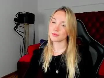 Chaturbate Live Sex Cam of elaravoltage