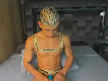 Chaturbate Nude Webcam of andrew_twink18