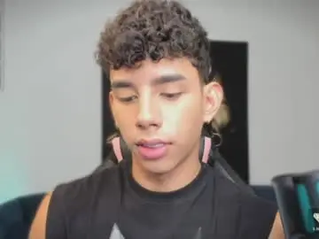 Chaturbate Live Sex Cam of andrew_twink18