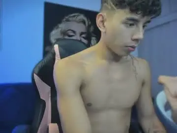 Chaturbate Live Sex Cam of andrew_twink18
