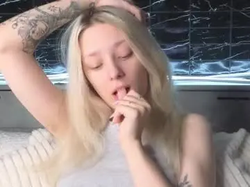 Chaturbate Live Sex of peek_in_my_window