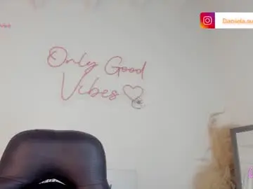 Chaturbate Live Sex Cam of miadaniella__
