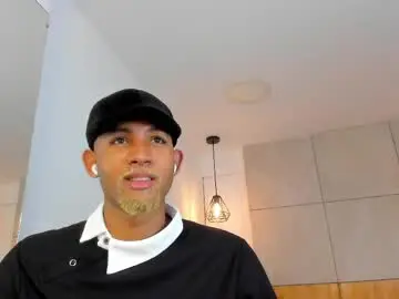 Chaturbate Live Sex Cam of bento_fox