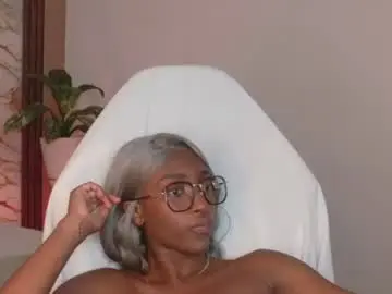 Chaturbate Live Sex Cam of ahvi_ebony