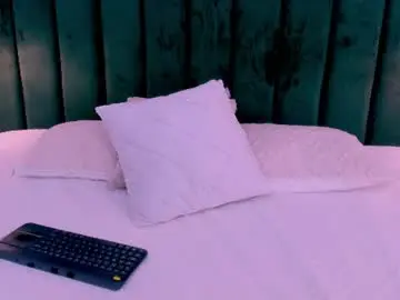 Chaturbate Live Sex Cam of raven_luxx