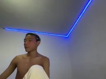 Chaturbate Live Sex Cam of alejo_cute