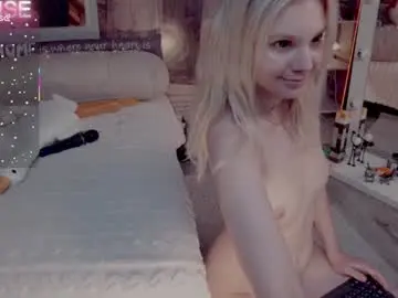 Chaturbate Live Sex Cam of careful_i_bite