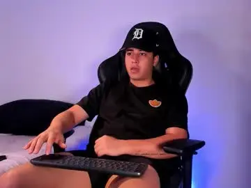 Chaturbate Best live sex cam show of masters_boys