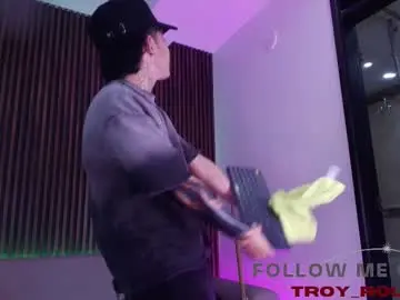 Chaturbate Live Sex Cam of troy_rouge