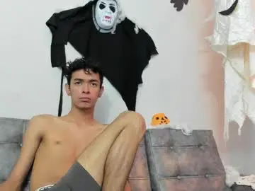 Chaturbate Live Sex Cam of hideaky_boycum