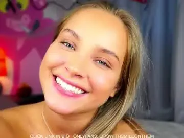 Chaturbate Live Sex Cam of lipswithsmileonthem