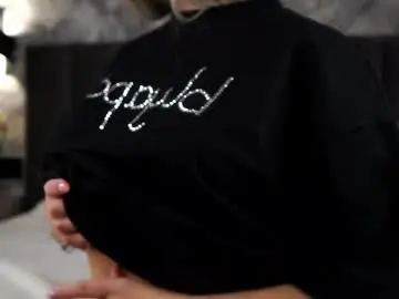 Chaturbate Live Sex Cam of lipswithsmileonthem