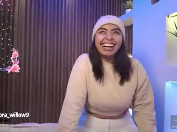 Chaturbate Free Porn Cam of aurora_willow9