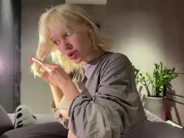 Chaturbate Live Sex Cam of golden_alinee