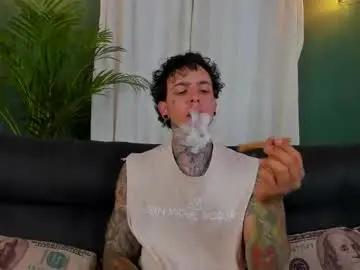 Chaturbate Live Sex Cam of aron_ford