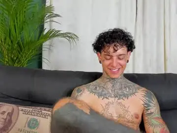 Chaturbate Live Sex Cam of aron_ford