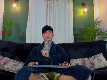 Chaturbate Live Sex Cam of aron_ford