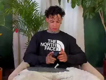 Chaturbate Live Sex Cam of aron_ford