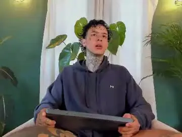 Chaturbate Live Sex Cam of aron_ford