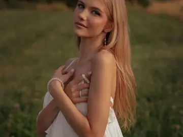 Cherry Free Porn Cam of chloelens