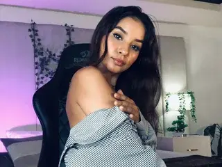 Streamate Nude Webcam of mia_rousse025