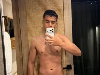 Streamate Nude Webcam of LucasDonill33