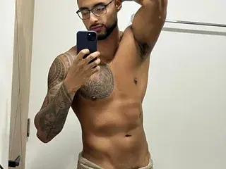 Streamate Live Sex Cam of LiamGarcia19
