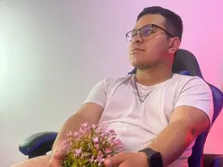 Streamate Free Live Porn of Thiiago_Saenz