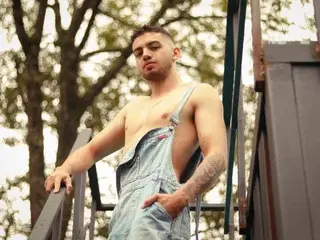 Streamate Live Porn of MichaelMagno