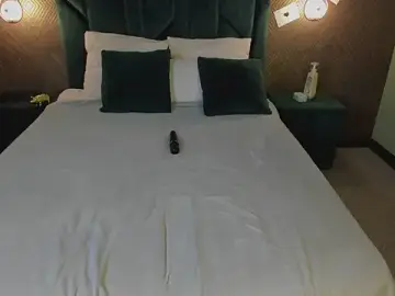 Stripchat Sex Cam of Chloee_White