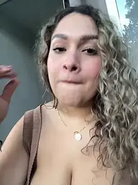 Stripchat Sex Cam of Sara_smiiith211