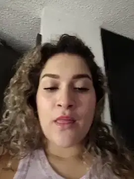 Stripchat Live Sex Cam of Sara_smiiith211