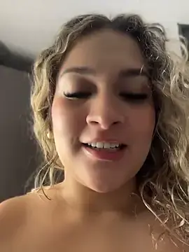Stripchat Sex Cam of Sara_smiiith211
